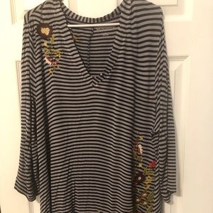 Embroidered tee shark bite hen